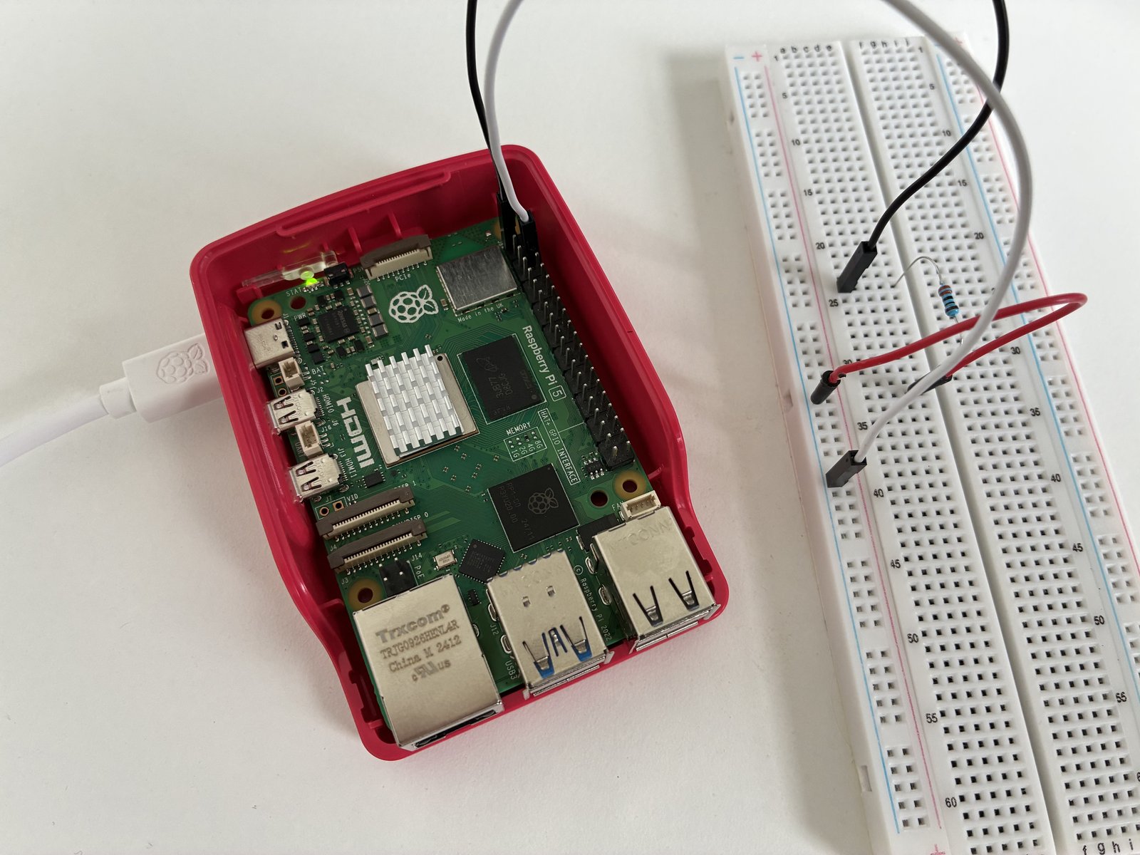 Hetzelfde bovenaanzicht, de statusled van de Raspberry Pi 5 brandt nu groen