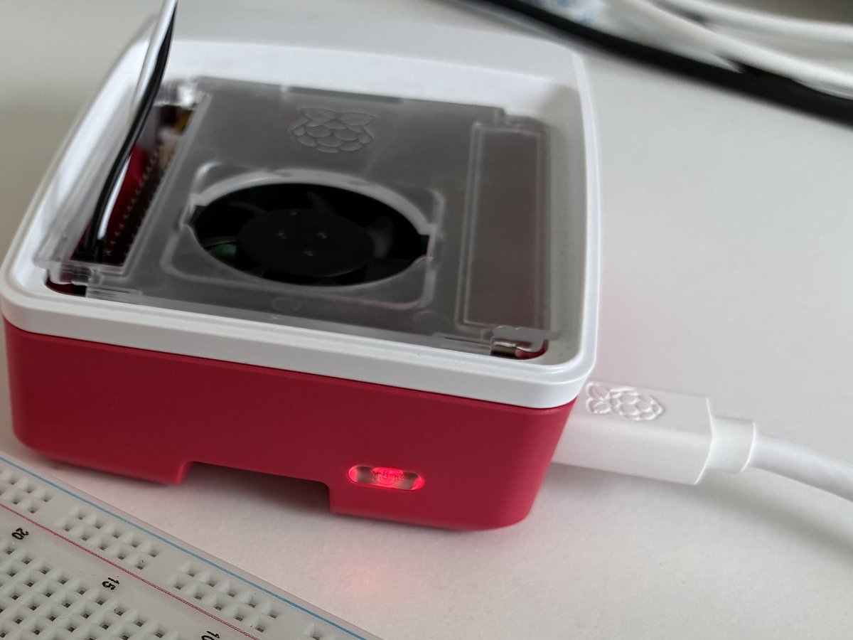 Raspberry Pi 5 in zijn behuizing, voeding aangesloten, statusled constant rood zonder groen